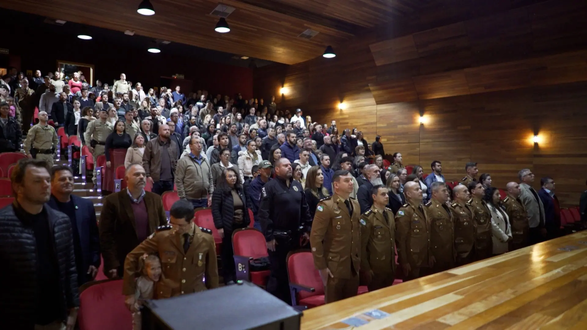 Prefeito Denilson Baitala é homenageado com a Medalha Lobo Bravo durante aniversário do 16º BPM
