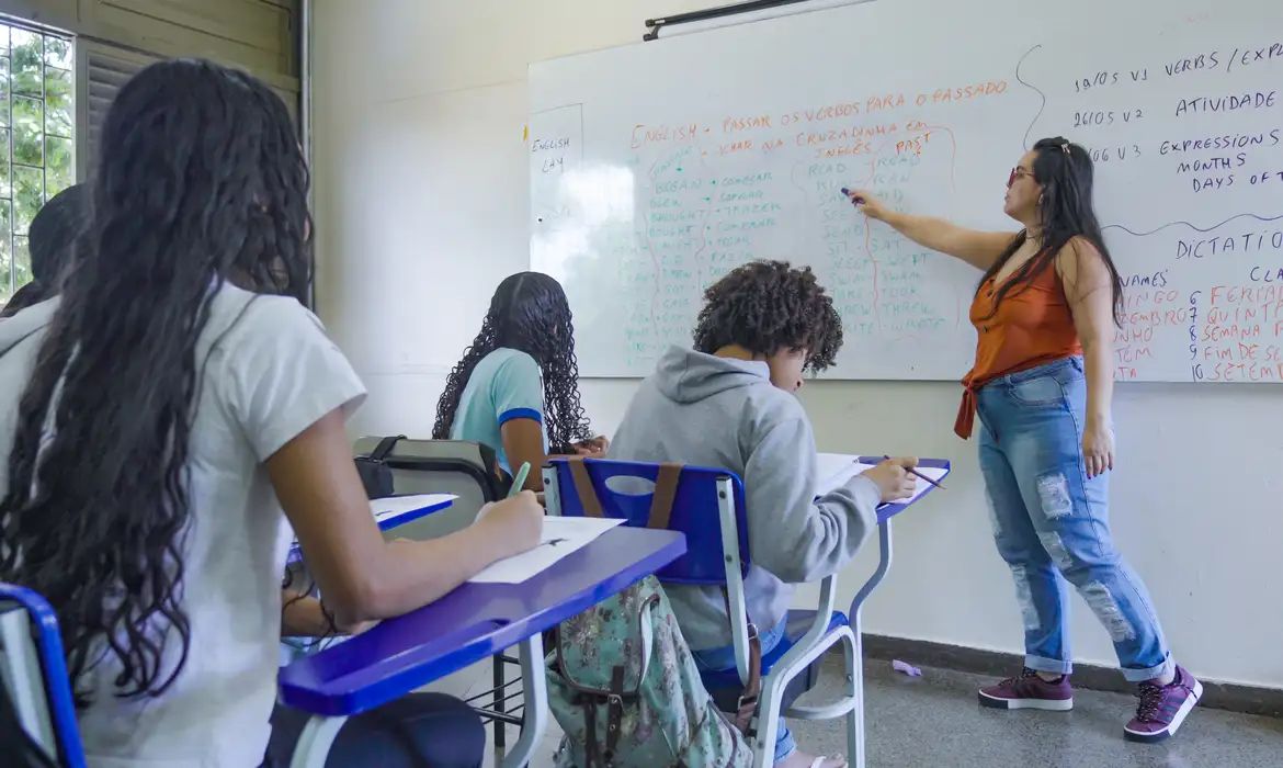 Flávio Bolsonaro defende escolas cívico-militares e Lula aposta na educação integral; veja as propostas